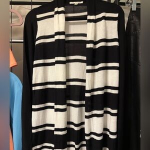😍Cyrus Black and White Knit Cardigan Sz Medium